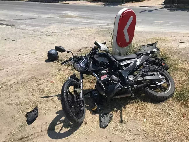 Akyazı'da motosiklet ile servis minibüsü çarpıştı