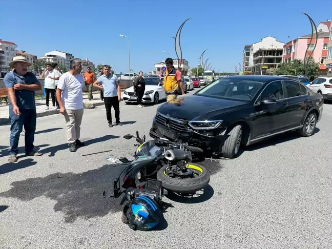 Tekirdağ'da otomobil ile motosikletin çarpıştığı kaza anı güvenlik kamerasında