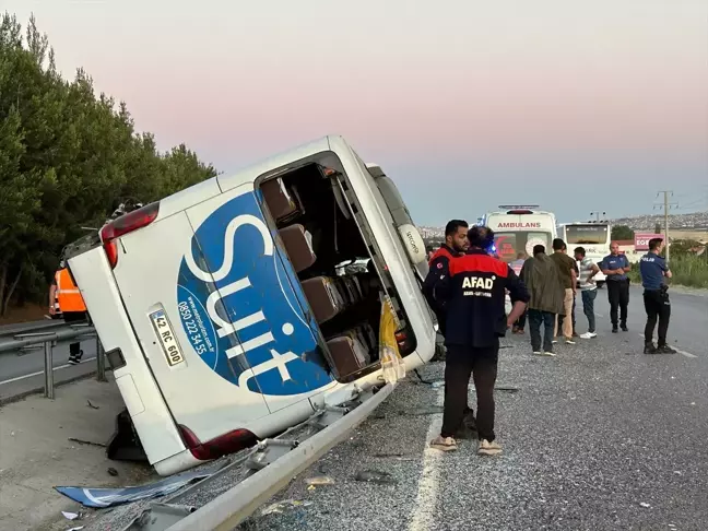 Uşak'ta Yolcu Otobüsü Devrildi, 11 Kişi Yaralandı