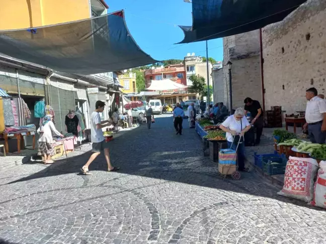 Buldan ve Çevresinden Gelen Sebze ve Meyveler Yukarı Pazara Geldi