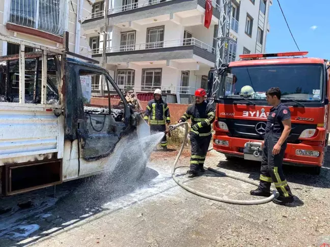 Hatay'da park halindeyken yanmaya başlayan kamyonette maddi hasar oluştu