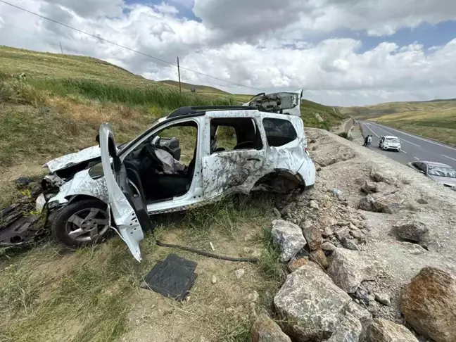 Van'da araç takla attı: 3 kişi ağır yaralandı