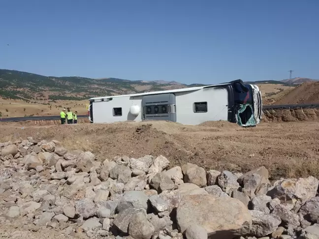 Bingöl'de yolcu otobüsü devrildi: 14 yaralı