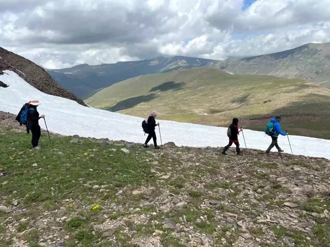 Erzurum'da Doğa Yürüyüşü: Dört Mevsimi Bir Arada Yaşadılar