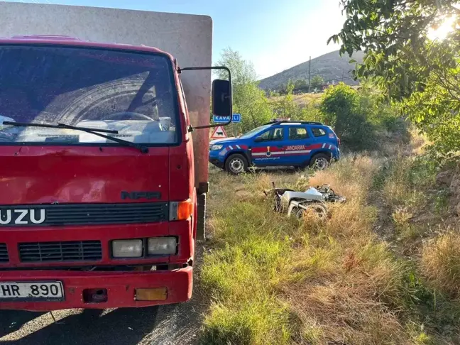 Afyonkarahisar'da kamyonet ile motosikletin çarpıştığı kazada 1 kişi yaralandı