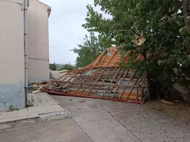 Tosya'da şiddetli fırtına okulun çatısını uçurdu