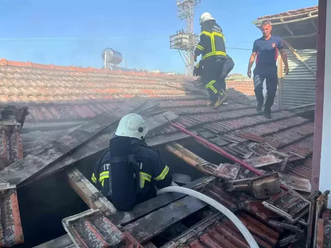 Tokat'ın Erbaa ilçesinde çıkan yangın nedeniyle bir ev kullanılamaz hale geldi