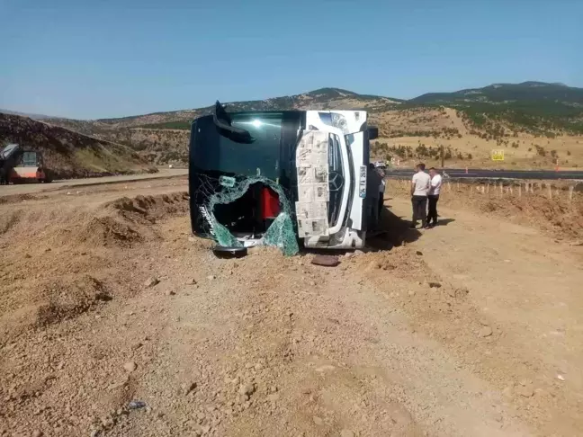 Bingöl'de yolcu otobüsü devrildi, 14 kişi yaralandı