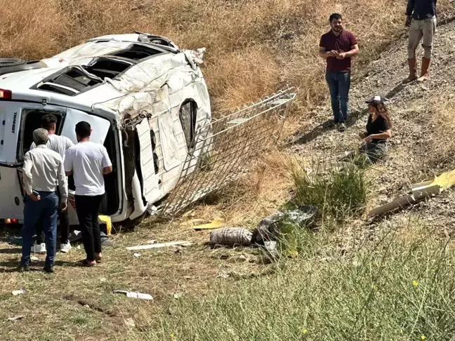 Diyarbakır'da yolcu minibüsü ile pikap çarpıştı: 20 yaralı