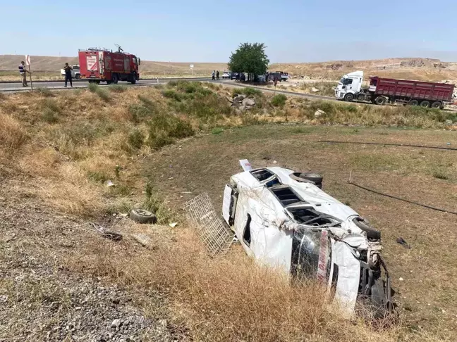 Diyarbakır'da minibüs ile pikap çarpıştı: 14 yaralı