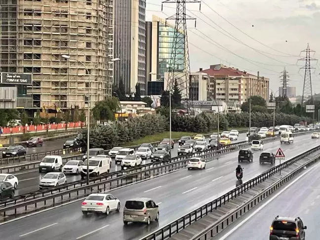 İstanbul'da Sağanak Yağış Trafiği Olumsuz Etkiledi