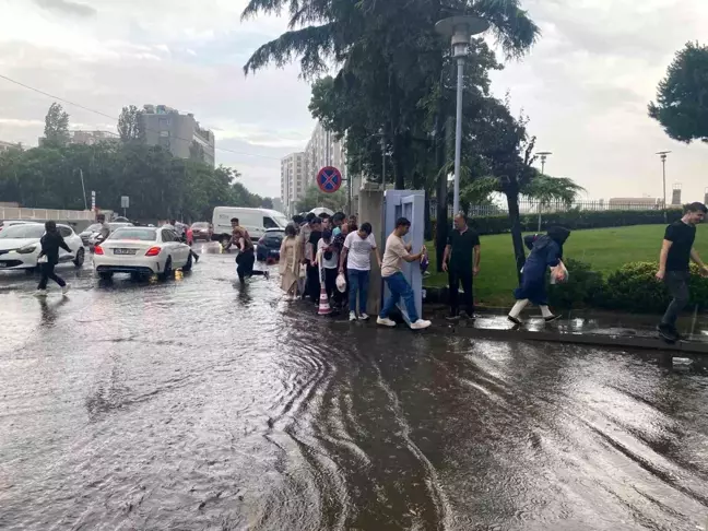 İstanbul'da Sağanak Yağış: Yollar Göle Döndü