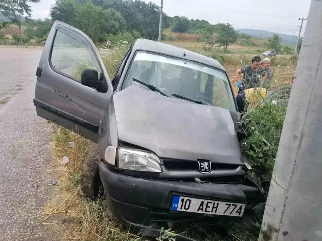 Manyas'ta kaygan yolda kaza: Sürücü elektrik direğine çarptı