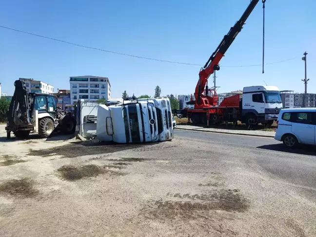 Diyarbakır'da kum yüklü kamyon devrildi, şoför yaralandı