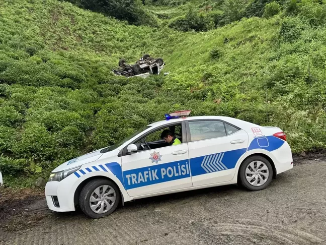 Rize'de çay bahçesine yuvarlanan kamyonetteki 4 kişi yaralandı