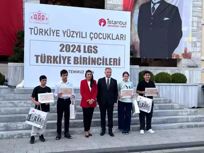 İstanbul Valisi, LGS'de 500 Tam Puan Alan Öğrencileri Ağırladı