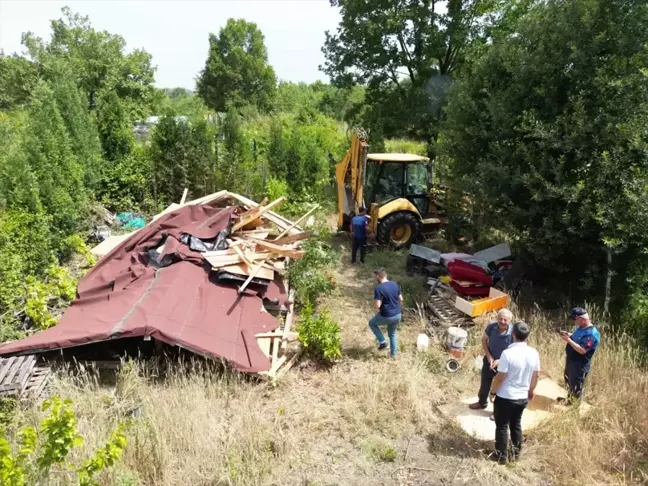 Kartepe'de ruhsatsız yapılar yıkıldı