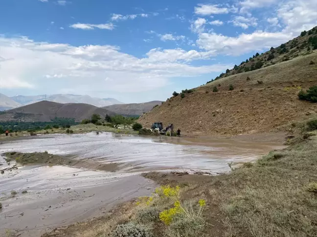 Erzincan'da sağanak ve dolu nedeniyle turistik tesisler su altında kaldı