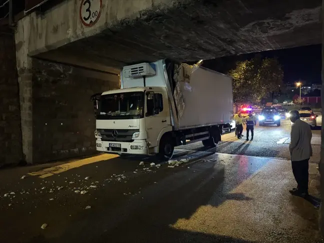 Erzurum'da Kamyon Alt Geçitte Sıkıştı: 2 Yaralı