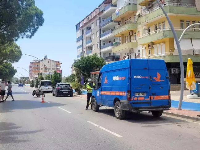 Motosiklet sürücüsü MNG Kargo aracının kapısına çarptı