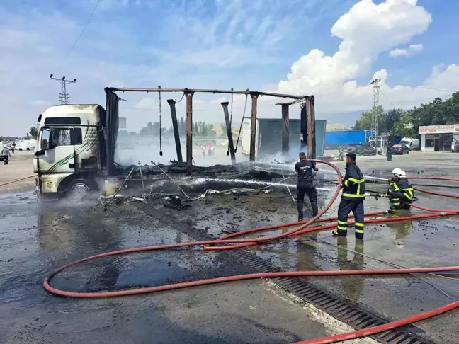 Amasya'da Akaryakıt İstasyonu Önünde Tır Yangını