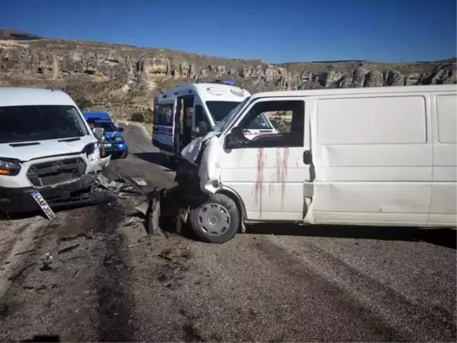 Akçadağ'da minibüs ile hafif ticari araç çarpıştı: 3 yaralı