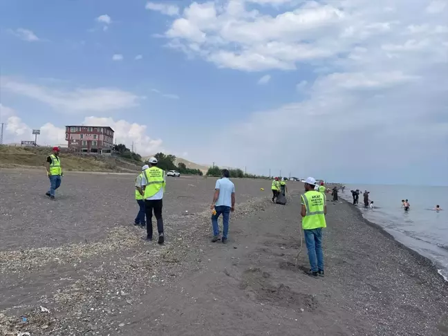 Ahlat'ta Van Gölü sahilinde çöp temizliği yapıldı