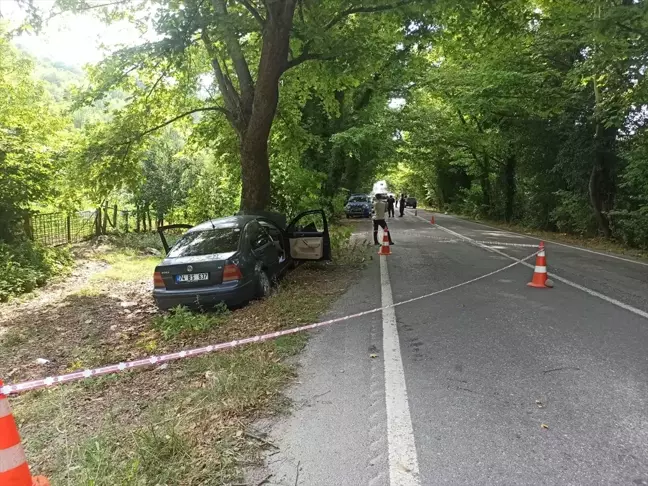 Bartın'da ağaca çarpan otomobilde 1 kişi öldü, 3 kişi yaralandı