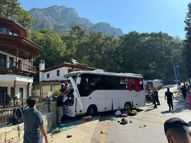 Muğla'da freni boşalan tur otobüsü park halindeki araçlara çarptı: 1 ölü, 33 yaralı