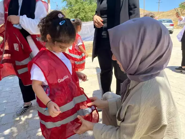 Elazığ'da Anaokulu, Köy Okulunu Onardı ve Kırtasiye İhtiyaçlarını Giderdi