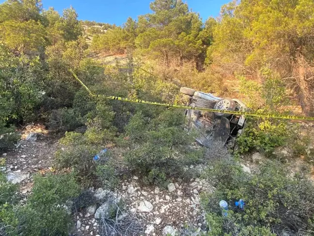 Ermenek'te hafif ticari araç uçurumdan yuvarlandı, 2 kişi ağır yaralandı