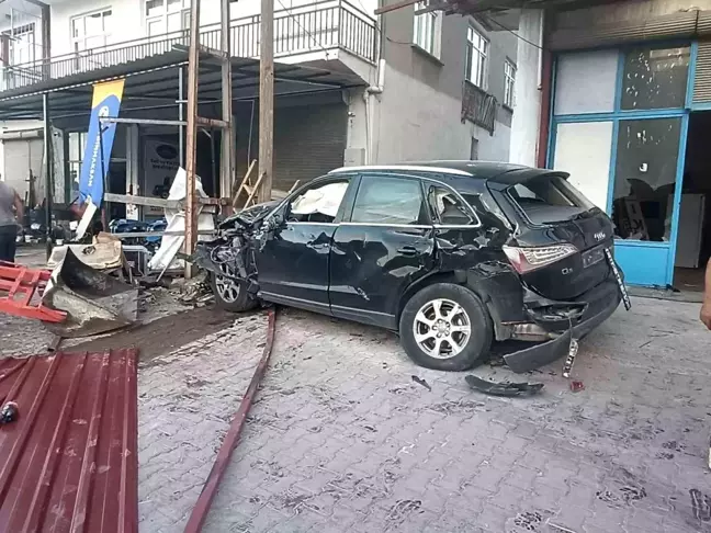 Malatya'da üç aracın karıştığı trafik kazasında 4 kişi yaralandı