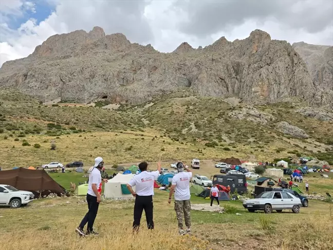 Niğde'de 15 Temmuz Demokrasi ve Milli Birlik Günü etkinlikleri kapsamında Aladağlar'da 3 zirveye tırmanacak dağcılar kamp kurdu