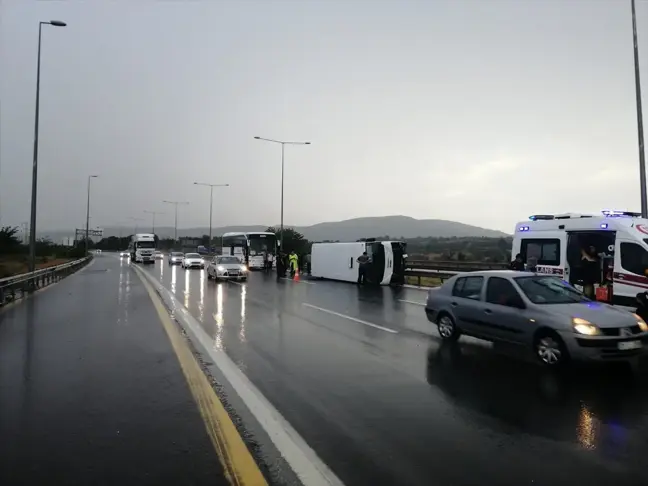 Adana'da tarım işçilerini taşıyan midibüs devrildi, 12 kişi yaralandı