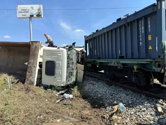 Çankırı'da Yük Treni ile Hafriyat Kamyonu Çarpıştı: 1 Ölü, 3 Yaralı