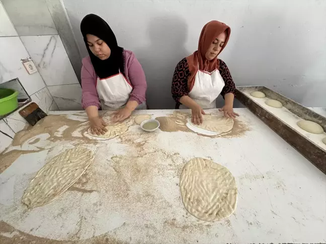 Hatay'da ailecek çalışan fırın sahibi müşterilerini ekmeksiz bırakmıyor