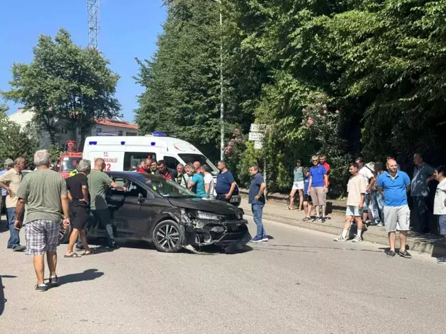 Zonguldak'ta Ambulansı Sollamaya Çalışan Otomobil Takla Attı: 2 Yaralı