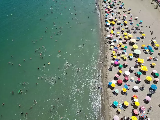 Tekirdağ'da Vatandaşlar Sahillerde Serinlemeye Çalışıyor