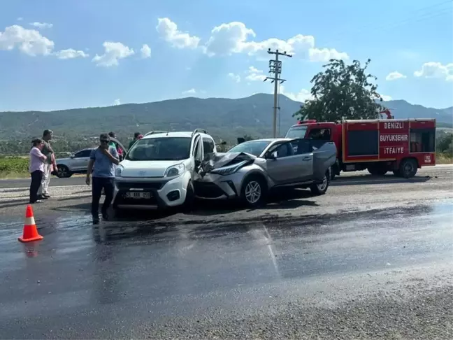 Denizli'de İki Otomobil Çarpıştı: 2 Yaralı