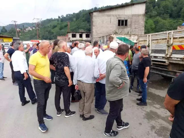 Rize'de Çay Üreticileri, Taban Fiyatın Altında Çay Alan Fabrikaları Protesto Etti