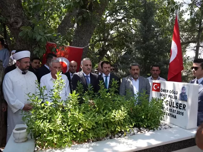 Diyarbakır Valisi Murat Zorluoğlu, 15 Temmuz şehitlerini kabirleri başında andı