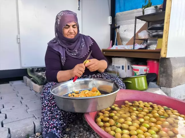 Malatya'da Kadınlar Kayısıyı Reçele Dönüştürüyor