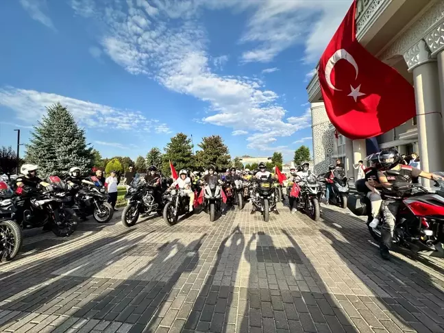 Düzce'de 400 motosikletli 15 Temmuz Demokrasi ve Milli Birlik Günü'nde şehir turu yaptı