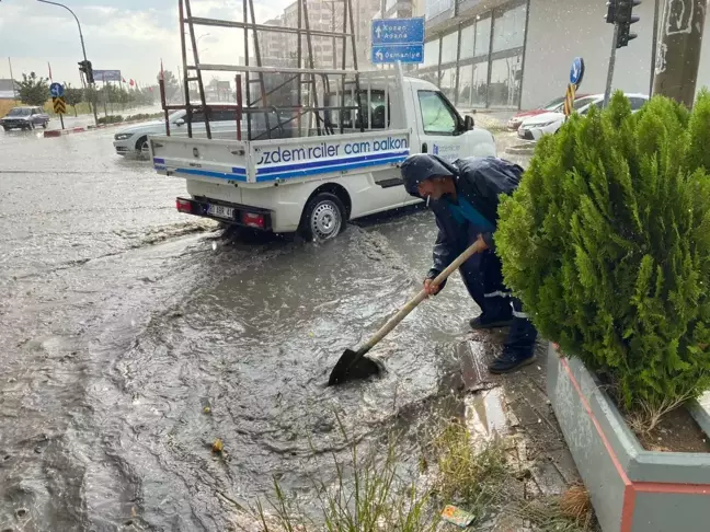 Kadirli'de Sağanak Yağış Yolları Göle Döndürdü