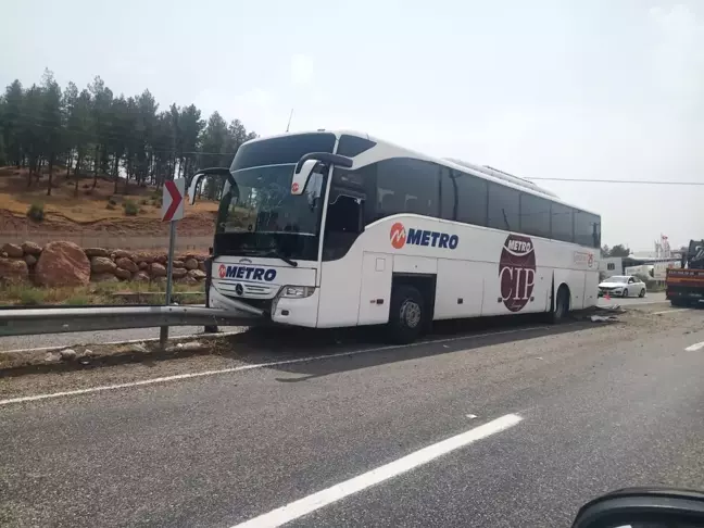 Siirt'te Yolcu Otobüsü Bariyerlere Çarptı