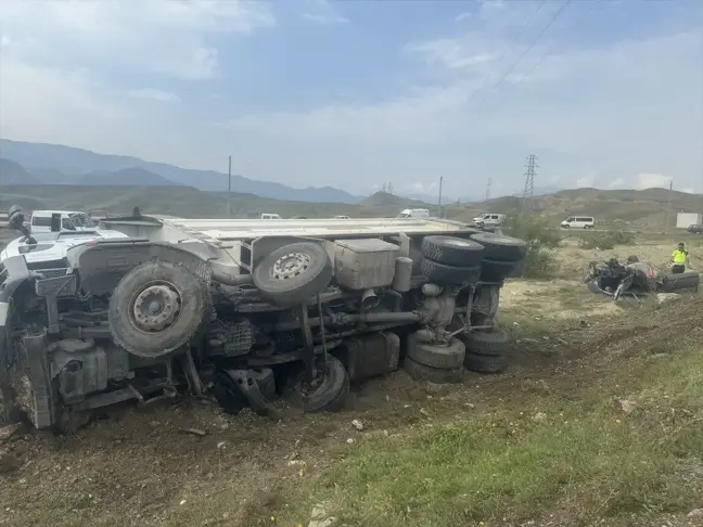 Erzurum'un Oltu ilçesinde otomobille kamyon çarpışması: 3 yaralı