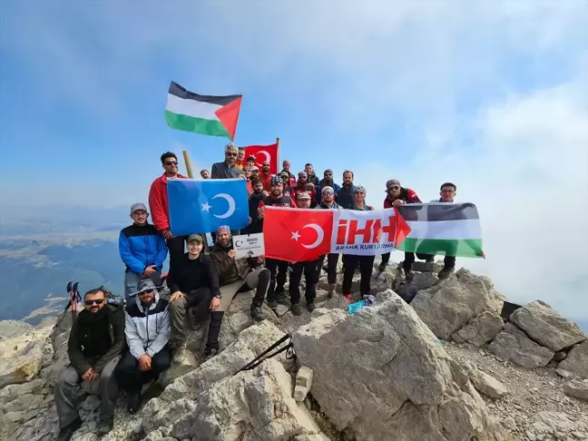 İHH Konya Arama Kurtarma Ekibi Filistin'e Destek Amacıyla Dedegül Zirvesi'ne Tırmandı