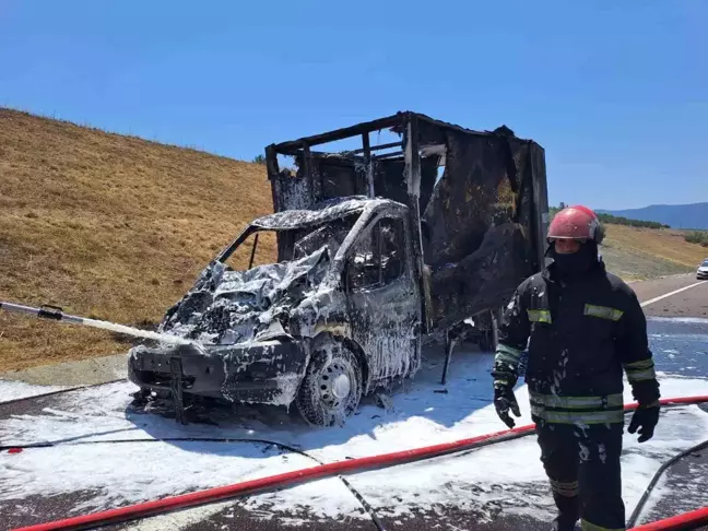 Gebze-İzmir Otoyolu'nda Kamyonet Alev Aldı