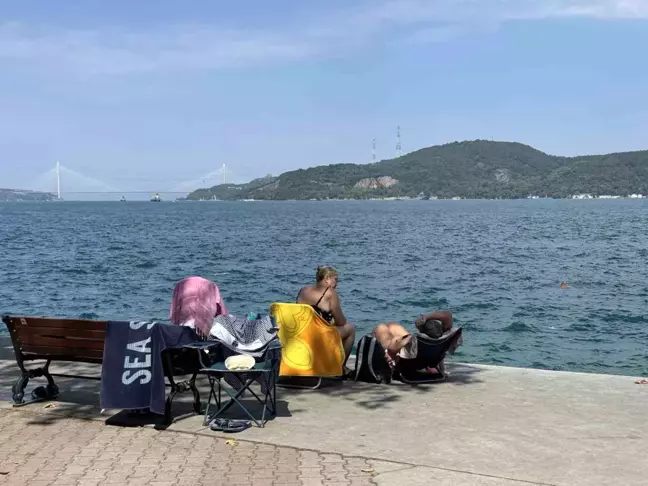 İstanbul'da Vatandaşlar Boğaz'ın Sularında Serinledi