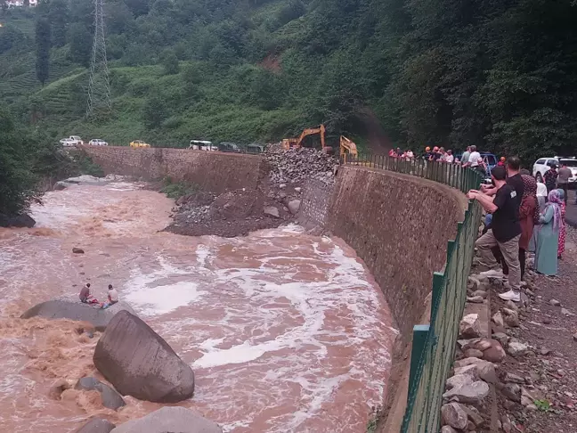 Rize'de piknik yapan 2 kişi sel sularından beton mikseri pompasıyla kurtarıldı